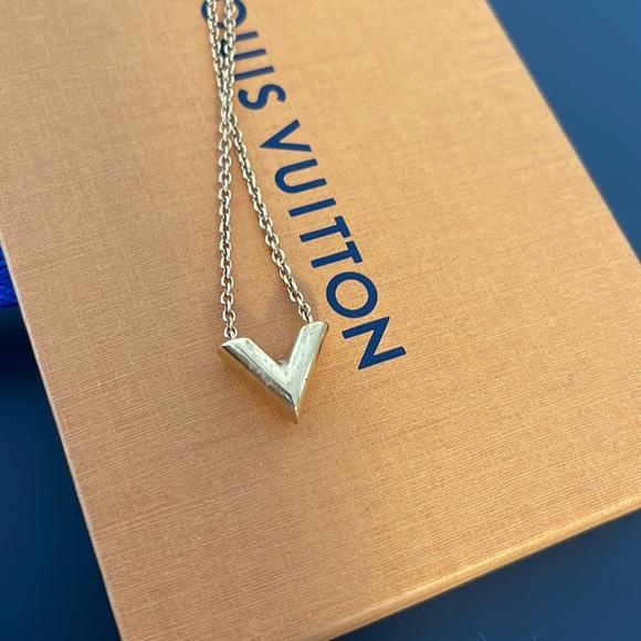Gold Necklace Louis Vuitton V Necklace Silver Essential V Supple